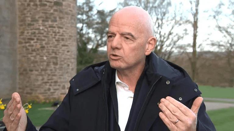 মুখ ঢাকা লাল কার্ড! ইনফানটিনোর ফিফা নিয়মে হইচই – দোষী ধারণা ও তাৎক্ষণিক বহিষ্কার মুখ ঢেকে কথা বলা খেলোয়াড়দের জন্য, নির্দোষ হলে ঢাকার কী দরকার?